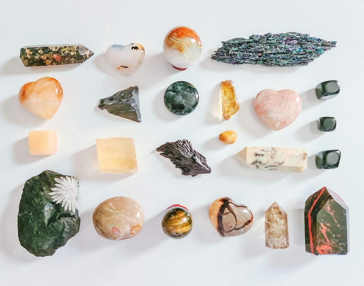 Assortiment de pierres roulées sur l’établi de l’atelier