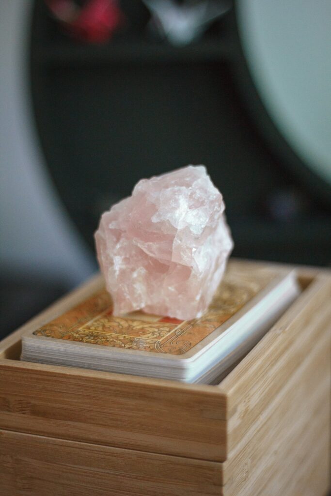 Cristal de roche translucide sur une table en bois