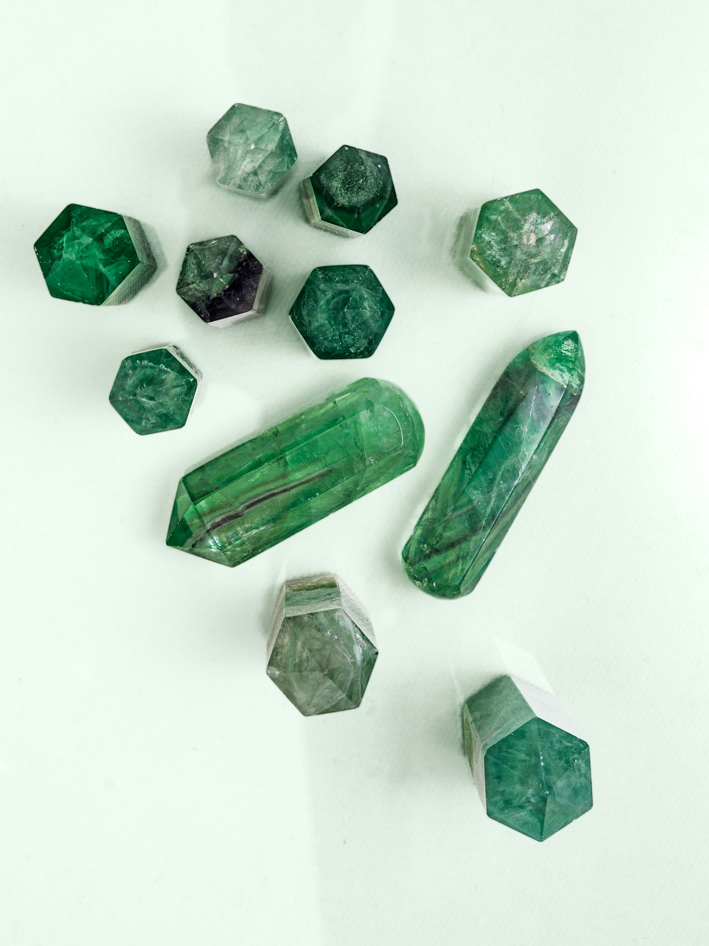 Cristaux verts d'émeraude posés sur une table blanche