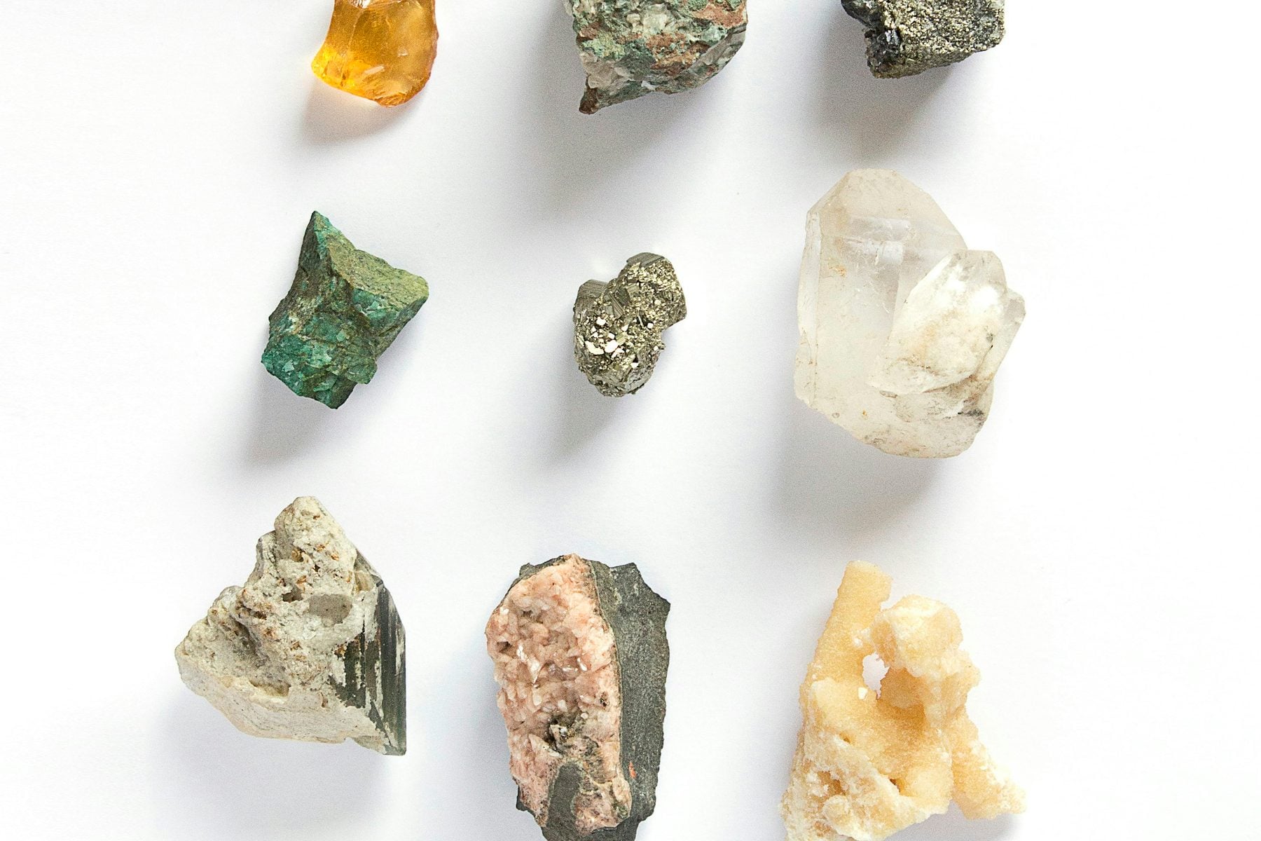 Collection de pierres précieuses et minéraux polis aux couleurs variées