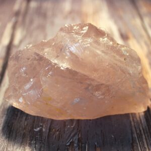 Bloc de quartz rose sur une table en bois