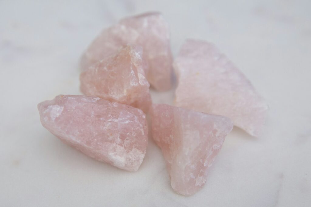 Pierres de quartz rose et blanc